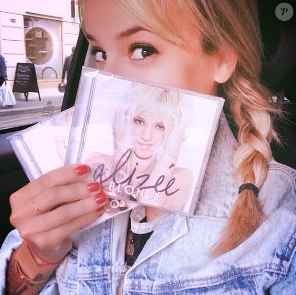 Alizée en plein marathon promotionnel pour son album blonde, le 17 juin 2014 à Paris.