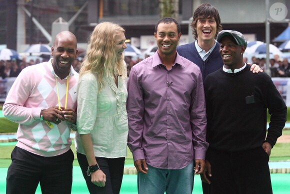 Tiger Woods entouré de DJ Spoony, Jodie Kidd, Vernon Kaye et Ian wright à Leicester Square à Londres, le 25 septembre 2006