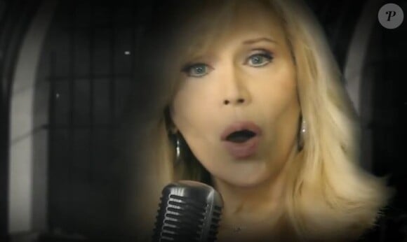 La chanteuse Amanda Lear dans le clip de What Now My Love