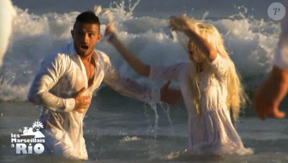 Après la cérémonie des fiançailles, Julien et Jessica ont fini à l'eau - "Les Marseillais à Rio", épisode du 11 avril 2014 diffusé sur W9.