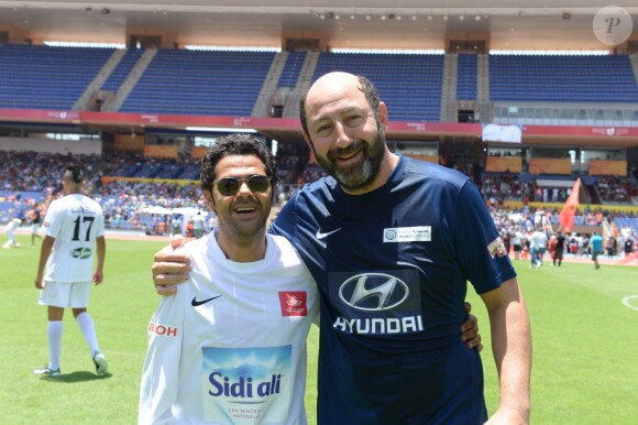 Jamel Debbouze et Kad Merad - Un "Charity Game du Marrakech du Rire 2014", match de foot caritatif, a été organisé, permettant de reverser 300 000 dirhams (27 000 euros) aux associations "Al Karam" et "L'Heure Joyeuse" le 15 juin 2014.