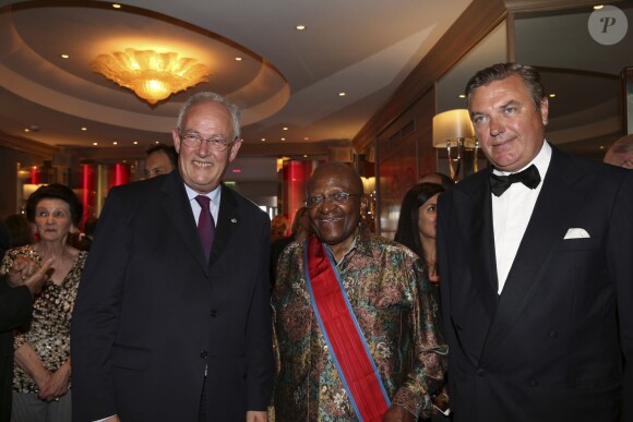 Le ministre d'Etat de la Principauté de Monaco Michel Rocher, Desmond Tutu, le prince Charles de Bourbon des deux Siciles lors d'une réception en l'honneur de Desmond Tutu au siège de l'automobile club de Monaco le 5 juin 2014