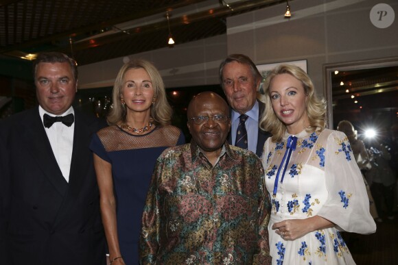 Le prince Charles de Bourbon des deux Siciles, Desmond Tutu, le président de l'Automobile Club de Monaco Michel Boeri et son épouse, la princesse Camilla de Bourbon des deux Siciles lors d'une réception en l'honneur de Desmond Tutu au siège de l'automobile club de Monaco le 5 juin 2014