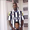 Lilian Thuram et son fils Marcus à Turin après s'être engagé avec la Juventus, le 18 juillet 2001