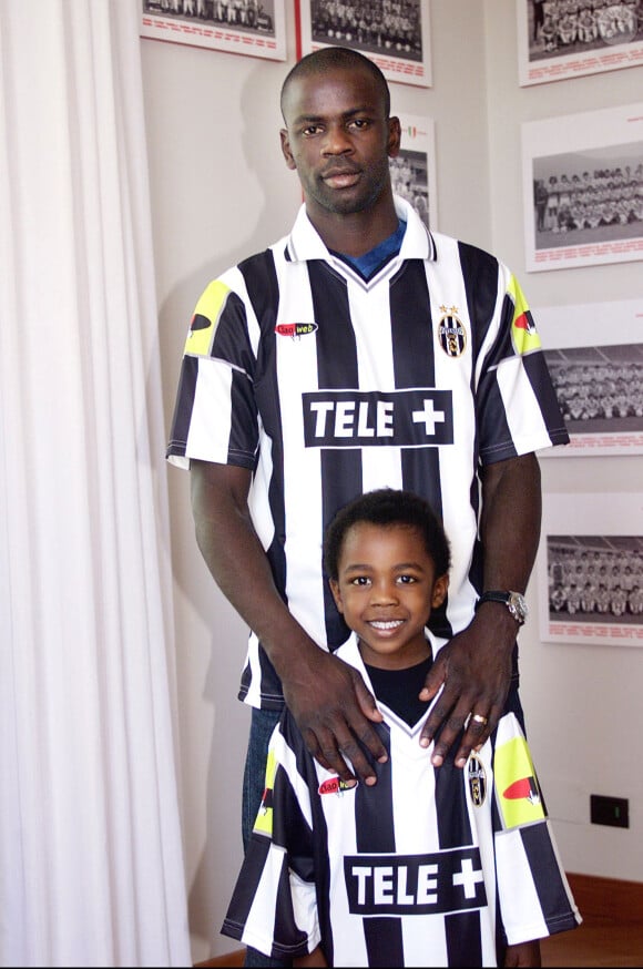 Lilian Thuram et son fils Marcus à Turin après s'être engagé avec la Juventus, le 18 juillet 2001
