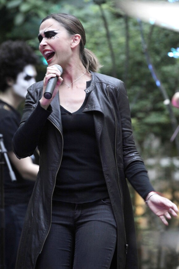 Exclusif - Sandrine Quétier en concert au Mandarin Oriental avec son son groupe "The Jokers" (composé de Santi, Ludo et Thomas) dans le cadre de la Fête de la Musique à Paris. Le 21 juin 2014.