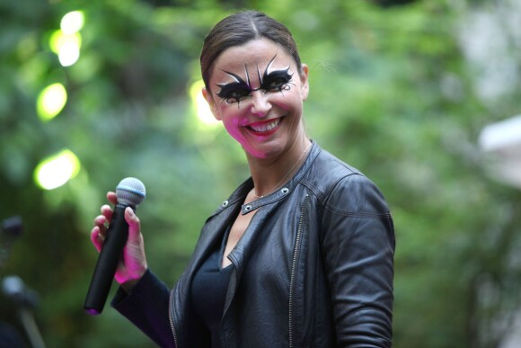 Exclusif - Sandrine Quétier et son groupe "The Jokers", composé de Santi, Ludo et Thomas, ont joué au Mandarin Oriental à l'occasion de la Fête de la Musique à Paris. Le 21 juin 2014.