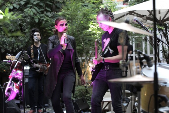 Exclusif - Sandrine Quétier en concert dans le cadre de la Fête de la Musique avec son groupe "The Jokers" (composé de Santi, Ludo et Thomas) au Mandarin Oriental à Paris. Le 21 juin 2014.