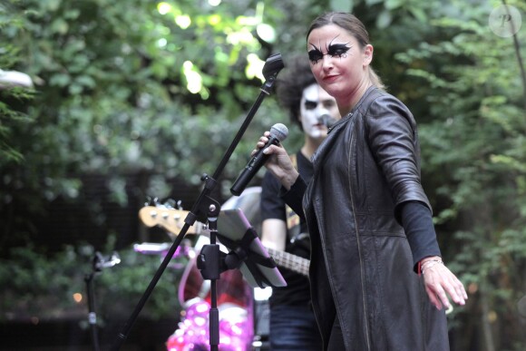 Exclusif - Sandrine Quétier et son groupe "The Jokers", composé de Santi, Ludo et Thomas, ont joué au Mandarin Oriental à l'occasion de la Fête de la Musique à Paris. Le 21 juin 2014.