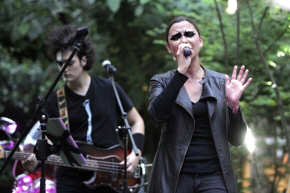 Exclusif - Sandrine Quétier et son groupe "The Jokers", composé de Santi, Ludo et Thomas, ont joué au Mandarin Oriental à l'occasion de la Fête de la Musique à Paris. Le 21 juin 2014.