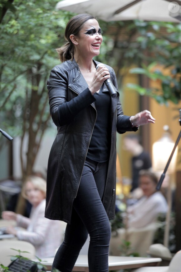Exclusif - Sandrine Quétier et son groupe "The Jokers", composé de Santi, Ludo et Thomas, ont joué au Mandarin Oriental à l'occasion de la Fête de la Musique à Paris. Le 21 juin 2014.