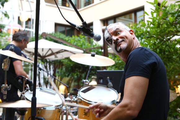 Exclusif - Sandrine Quétier et son groupe "The Jokers", composé de Santi, Ludo et Thomas, ont joué au Mandarin Oriental à l'occasion de la Fête de la Musique à Paris. Le 21 juin 2014.