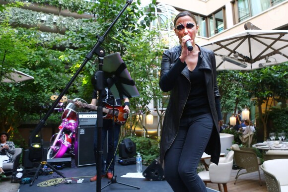 Exclusif - Sandrine Quétier et son groupe "The Jokers", composé de Santi, Ludo et Thomas, ont joué au Mandarin Oriental à l'occasion de la Fête de la Musique à Paris. Le 21 juin 2014.