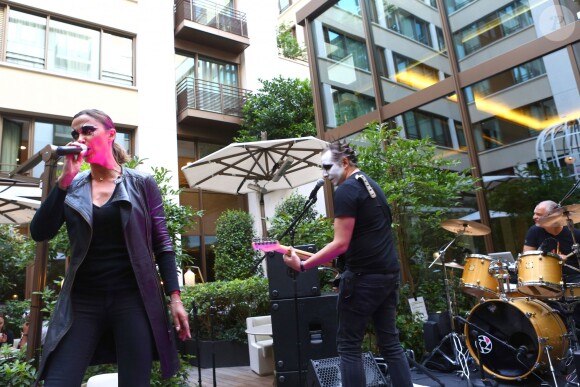 Exclusif - Sandrine Quétier et son groupe "The Jokers", composé de Santi, Ludo et Thomas, ont joué au Mandarin Oriental à l'occasion de la Fête de la Musique à Paris. Le 21 juin 2014.