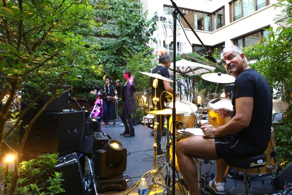 Prix Spécial - Exclusif - Sandrine Quétier et son groupe "The Jokers", composé de Santi, Ludo et Thomas, ont joué au Mandarin Oriental à l'occasion de la Fête de la Musique à Paris. Le 21 juin 2014 No Web No Blog pour Belgique et Suisse