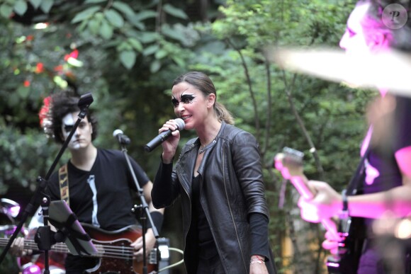 Prix Spécial - Exclusif - Sandrine Quétier et son groupe "The Jokers", composé de Santi, Ludo et Thomas, ont joué au Mandarin Oriental à l'occasion de la Fête de la Musique à Paris. Le 21 juin 2014 No Web No Blog pour Belgique et Suisse