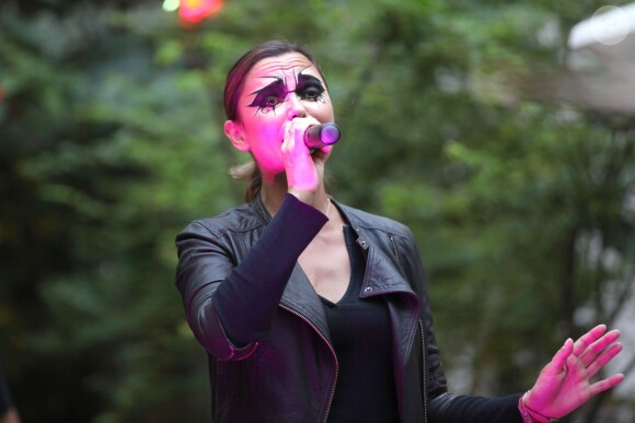 Prix Spécial - Exclusif - Sandrine Quétier et son groupe "The Jokers", composé de Santi, Ludo et Thomas, ont joué au Mandarin Oriental à l'occasion de la Fête de la Musique à Paris. Le 21 juin 2014 No Web No Blog pour Belgique et Suisse-