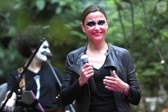 Prix Spécial - Exclusif - Sandrine Quétier et son groupe "The Jokers", composé de Santi, Ludo et Thomas, ont joué au Mandarin Oriental à l'occasion de la Fête de la Musique à Paris. Le 21 juin 2014 No Web No Blog pour Belgique et Suisse