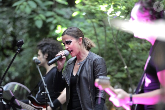 Prix Spécial - Exclusif - Sandrine Quétier et son groupe "The Jokers", composé de Santi, Ludo et Thomas, ont joué au Mandarin Oriental à l'occasion de la Fête de la Musique à Paris. Le 21 juin 2014 No Web No Blog pour Belgique et Suisse