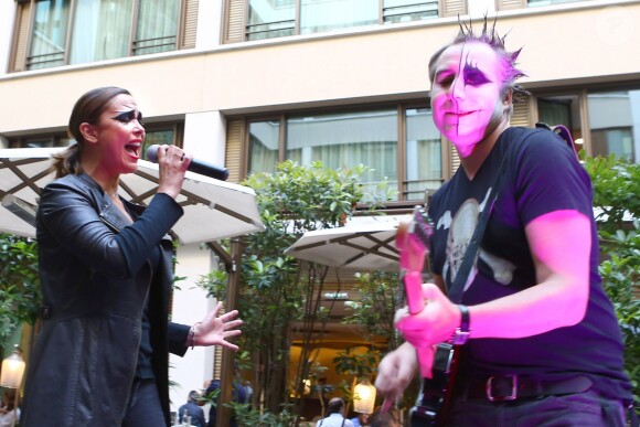 Prix Spécial - Exclusif - Sandrine Quétier et son groupe "The Jokers", composé de Santi, Ludo et Thomas, ont joué au Mandarin Oriental à l'occasion de la Fête de la Musique à Paris. Le 21 juin 2014 No Web No Blog pour Belgique et Suisse