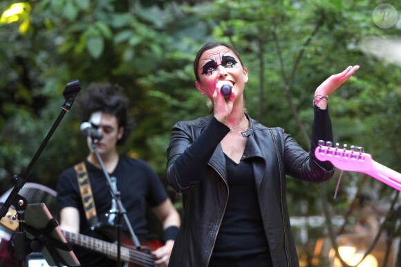 Prix Spécial - Exclusif - Sandrine Quétier et son groupe "The Jokers", composé de Santi, Ludo et Thomas, ont joué au Mandarin Oriental à l'occasion de la Fête de la Musique à Paris. Le 21 juin 2014 No Web No Blog pour Belgique et Suisse