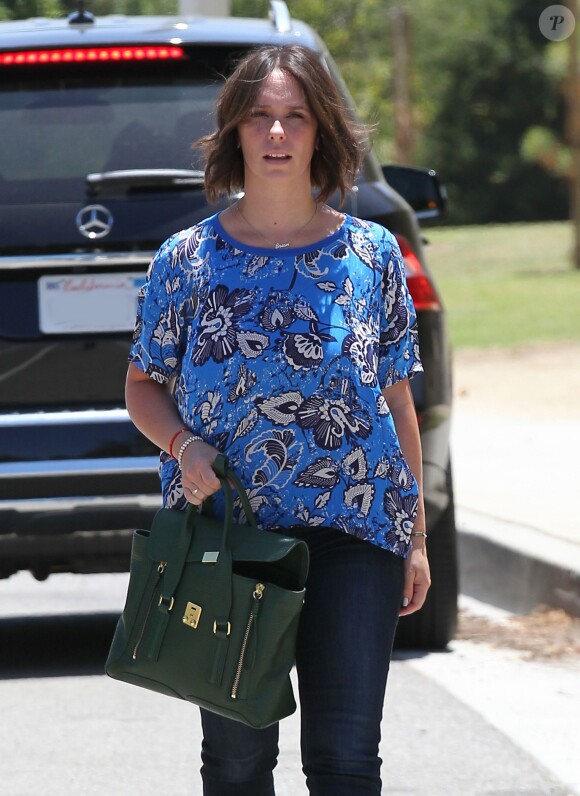 Exclusif - Jennifer Love Hewitt dans les rues de Santa Monica, le 19 juin 2014. La star a dévoilé une nouvelle coupe de cheveux.