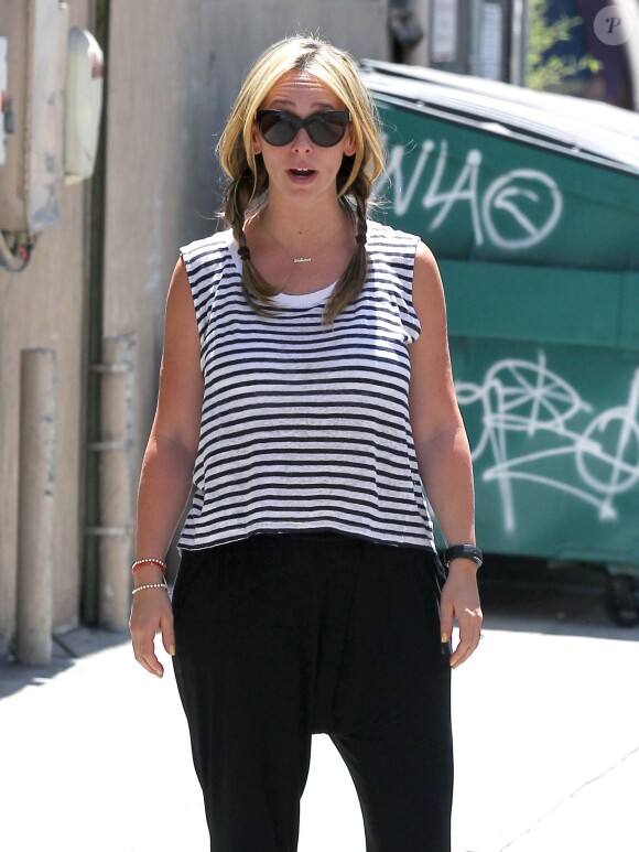 Jennifer Love Hewitt, encore blonde, fait du shopping dans les rues de Santa Monica, le 15 mai 2014.
