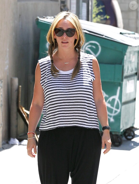 Jennifer Love Hewitt fait du shopping dans les rues de Santa Monica, le 15 mai 2014.