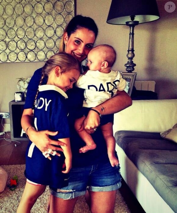 Marine Lloris, l'épouse d'Hugo Lloris, avec leurs enfants, image publiée sur Twitter le 20 juin 2014