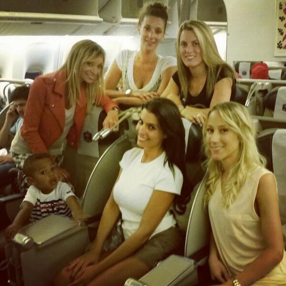 Ludivine Sagna entourée de Sandra Evra, Fiona Cabaye et Ludivine Debuchy, en vol pour le Brésil, image publiée sur Twitter le 22 juin 2014