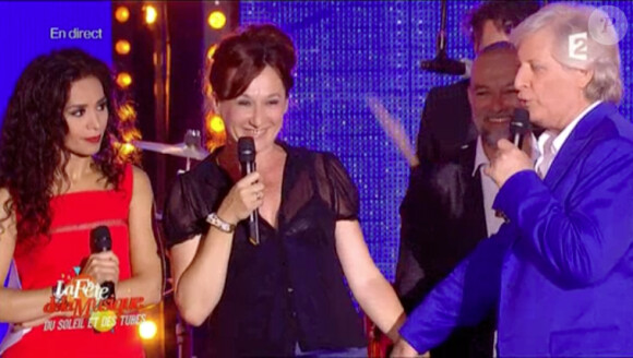 Aïda Touihri, une représentante des intermittents du spectacle, et Patrick Sébastien sur France 2, dans La Fête de la Musique, le samedi 21 juin 2014.