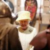 Elizabeth II devant le fameux Trône de Fer et les stars de la série "Game of Thrones". Visite des décors de la série aux Titanic Studios à Belfast, le 24 juin 2014.