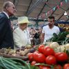 La reine Elizabeth visite le marché St. George à Belfast, le 24 juin 2014. 