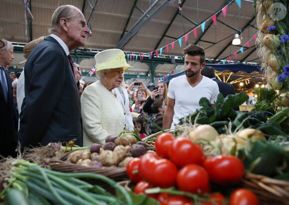 La reine Elizabeth visite le marché St. George à Belfast, le 24 juin 2014. 