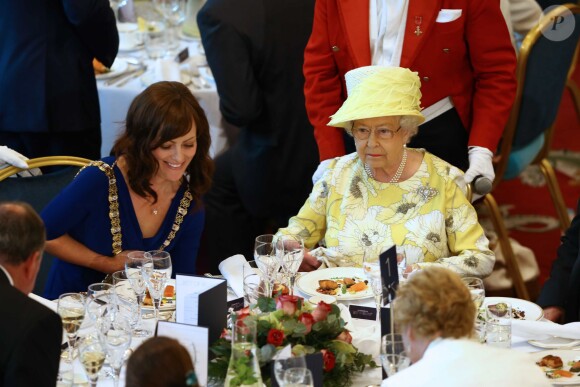 La reine Elizabeth II accueillie par la maire de Belfast, Nichola Mallon, à l'hôtel de ville, le 24 juin 2014.