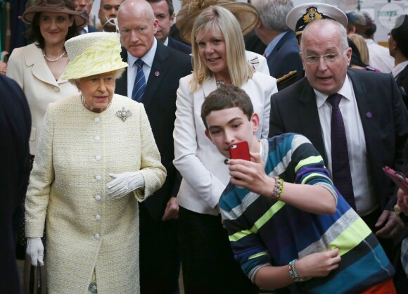 La reine Elizabeth fait un selfie devant le marché St. George à Belfast, le 24 juin 2014.