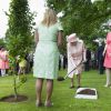 Garden party à Hillsborough Castle à Belfast durant laquelle la reine Elizabeth a planté un arbre. Le 24 juin 2014.