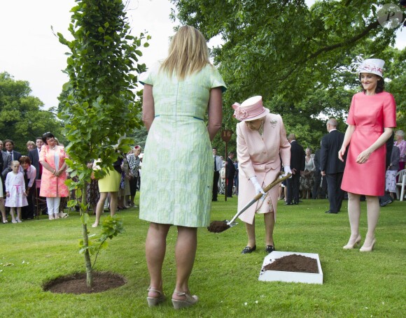 Garden party à Hillsborough Castle à Belfast durant laquelle la reine Elizabeth a planté un arbre. Le 24 juin 2014.