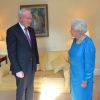 Le vice-Premier ministre Martin McGuinness accueille la reine Elisabeth II et le prince Philip à la prison de Crumlin Road à Belfast, le 24 juin 2014.