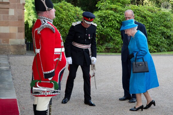 La reine Elisabeth II et le prince Philip arrivent au château de Hillsborough à Belfast, le 23 juin 2014.