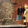 Elizabeth II et le prince Philip devant le fameux Trône de Fer de la série "Game of Thrones". Visite dans les décors de la série aux Titanic Studios à Belfast, le 24 juin 2014.