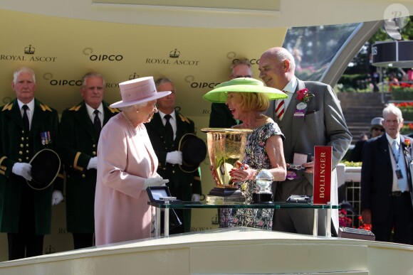 La reine Elizabeth II lors du cinquième et dernier jour de courses du Royal Ascot, à Berkshire, le 21 juin 2014.