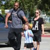 Kendra Wilkinson, enceinte, et son mari Hank Baskett encouragent leur fils Hank lors de son match de football à Woodland Hills, le 30 mars 2014.