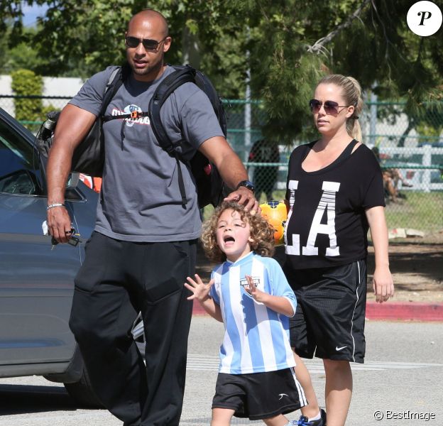 Kendra Wilkinson, enceinte, et son mari Hank Baskett encouragent leur fils Hank lors de son match de football à Woodland Hills, le 30 mars 2014.