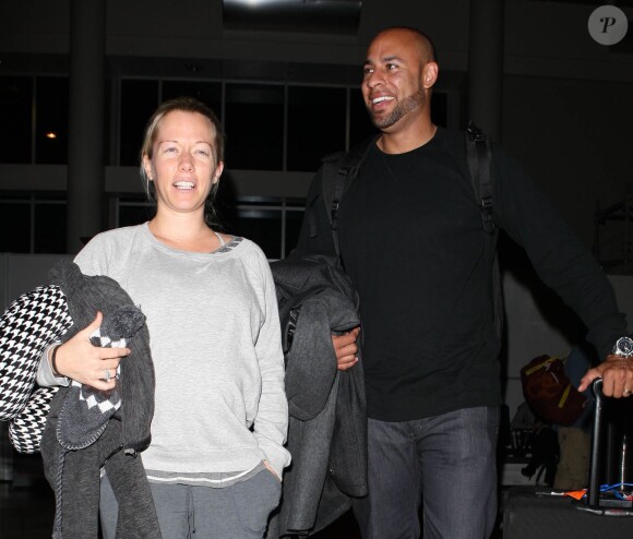 Kendra Wilkinson (enceinte) et son mari Hank Baskett vont prendre un avion à l'aéroport LAX de Los Angeles, le 30 janvier 2014.