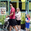 Kendra Wilkinson et Hank Baskett dans les rues de Los Angeles avec leurs enfants, le 21 juin 2014.