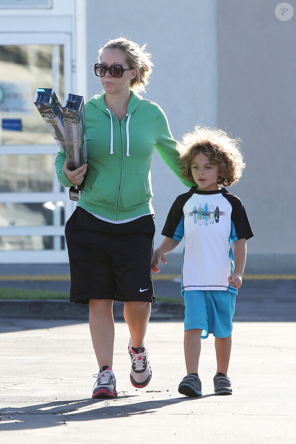 Kendra Wilkinson avec son fils Hank Jr dans les rues de Los Angeles, le 20 juin 2014.