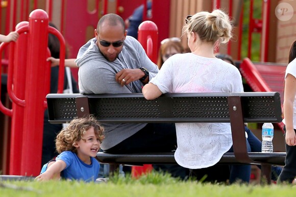 Kendra Wilkinson dans un parc avec son mari Hank Baskett et leur fils Hank Jr. à Malibu, le 6 mars 2014.