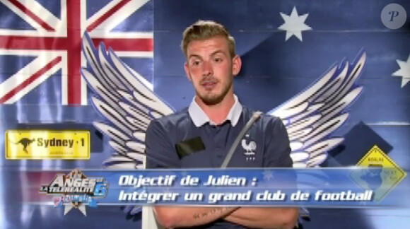 Julien blond, stressé avant le match (Les Anges de la télé-réalité 6 - épisode du mercredi 25 juin 2014.)