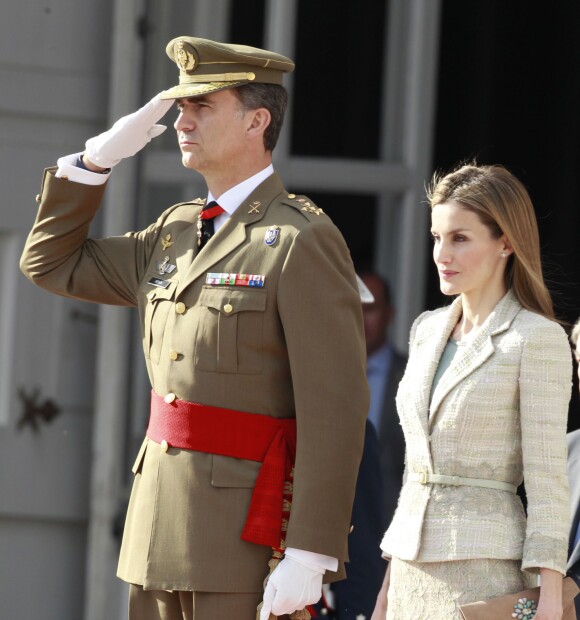 Felipe VI et la reine Letizia d'Espagne reçoivent les membres des forces armées et la garde civile au palais royal de Madrid le 25 juin 2014.